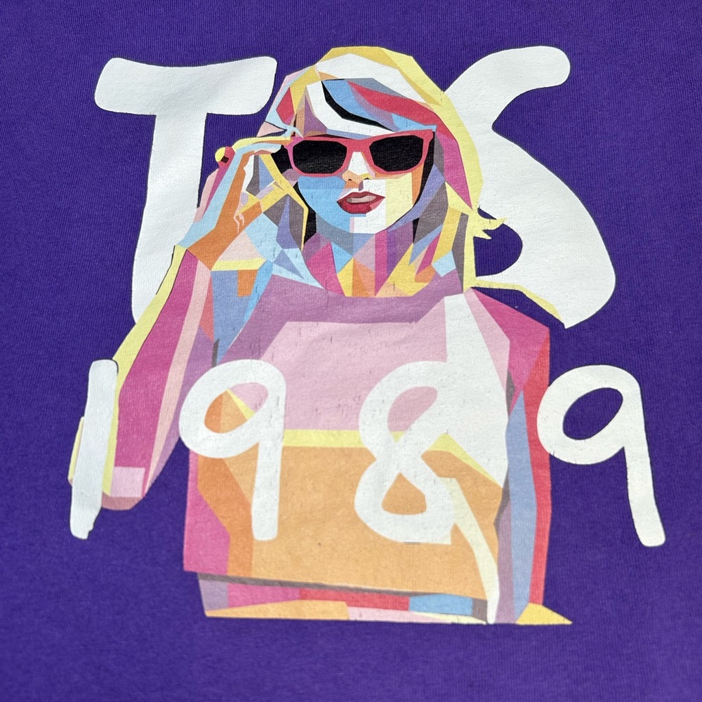 TAYLOR SWIFT 1989 tee!!